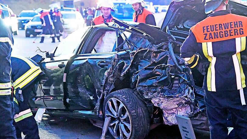 Abgerissene Motorhaube und Vorderrad, umherfliegende Fahrzeugteile - der Audi hat sich mehrfach überschlagen, bevor er zum Stehen kam.