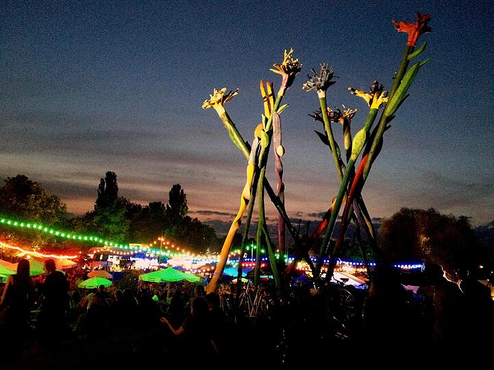 Musik verweht, die Nacht senkt sich über dem Tollwood.