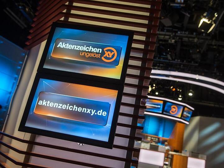 Das Logo der Sendung "Aktenzeichen XY ...ungelöst" ist im Studio auf mehreren Monitoren zu sehen. Foto: picture alliance / Matthias Balk/dpa/Archivbild