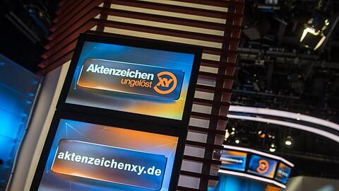 Das Logo der Sendung "Aktenzeichen XY ...ungelöst" ist im Studio auf mehreren Monitoren zu sehen. Foto: picture alliance / Matthias Balk/dpa/Archivbild