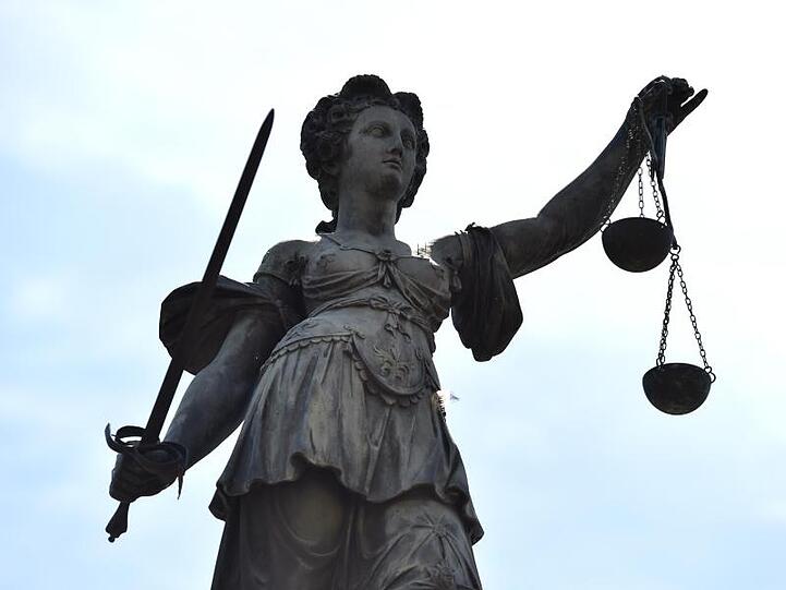 Eine Bronzestatue der Justitia steht unter freiem Himmel. Foto: picture alliance / dpa / Symbolbild