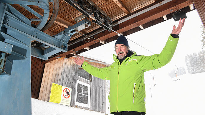 Rudi Holzberger vor seinem Skilift, der im Kreuzthal auf bayerischer Seite steht und nicht betrieben werden darf. Holzberger will nun gegen den Freistaat klagen.