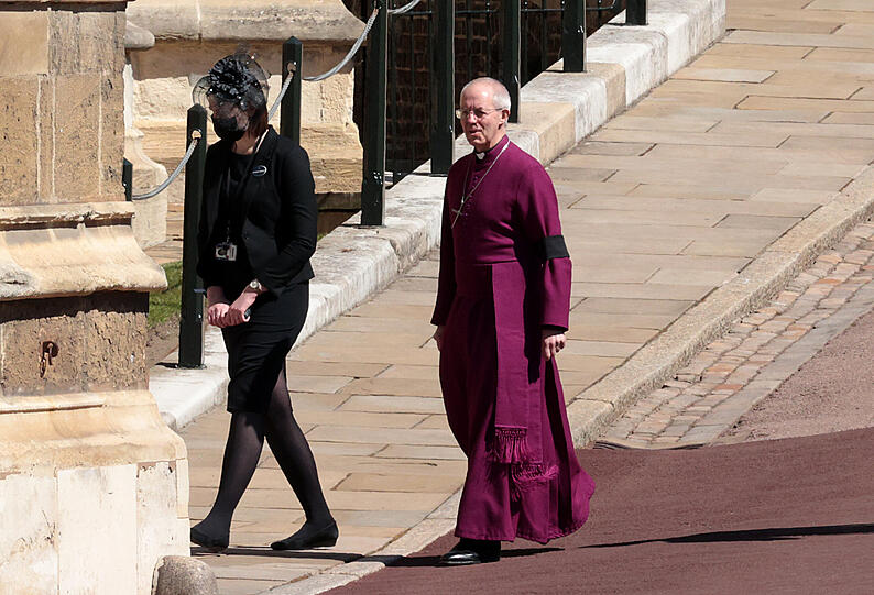 Justin Welby (re.), Erzbischof von Canterbury, betritt die Kapelle auf Schloss Windsor.