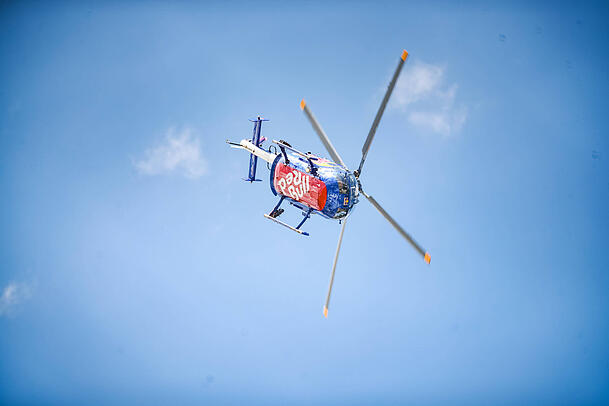 Eine Hubschrauber-Show von den Flying Bulls. Der Pilot: Felix Baumgartner. Eine Hubschrauber-Show von den Flying Bulls. Der Pilot: Felix Baumgartner.