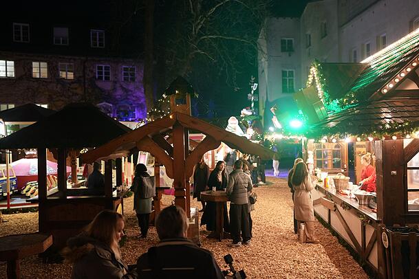 Auf dem neuen Christkindlmarkt ist alles geboten, was eine stimmungsvolle Weihnachtswelt braucht – Schmankerl, Heißgetränke und (Live-)Musik.