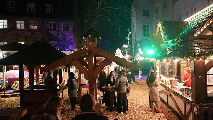 Auf dem neuen Christkindlmarkt ist alles geboten, was eine stimmungsvolle Weihnachtswelt braucht – Schmankerl, Heißgetränke und (Live-)Musik. Auf dem neuen Christkindlmarkt ist alles geboten, was eine stimmungsvolle Weihnachtswelt braucht – Schmankerl, Heißgetränke und (Live-)Musik.