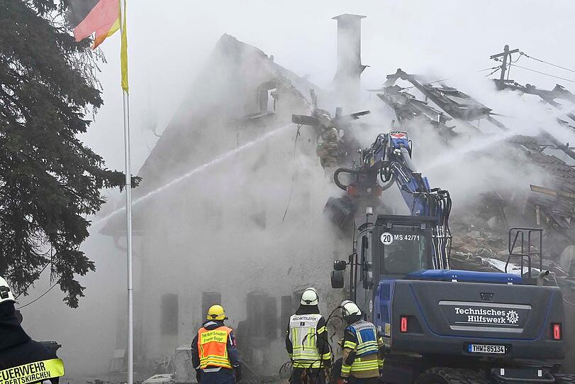 Im dichten Nebel k&auml;mpften am Mittwoch etwa 200 Einsatzkr&auml;fte von etwa 15 Feuerwehren gegen ein verheerendes Feuer auf einem Ein&ouml;dhof nahe dem Landhotel Hallnberg s&uuml;dlich von Walpertskirchen im Landkreis Erding.