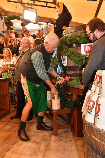 Sein Ding: Beim Anzapfen auf der Wiesn &uuml;berzeugt Dieter Reiter Jahr f&uuml;r Jahr ein Millionenpublikum.