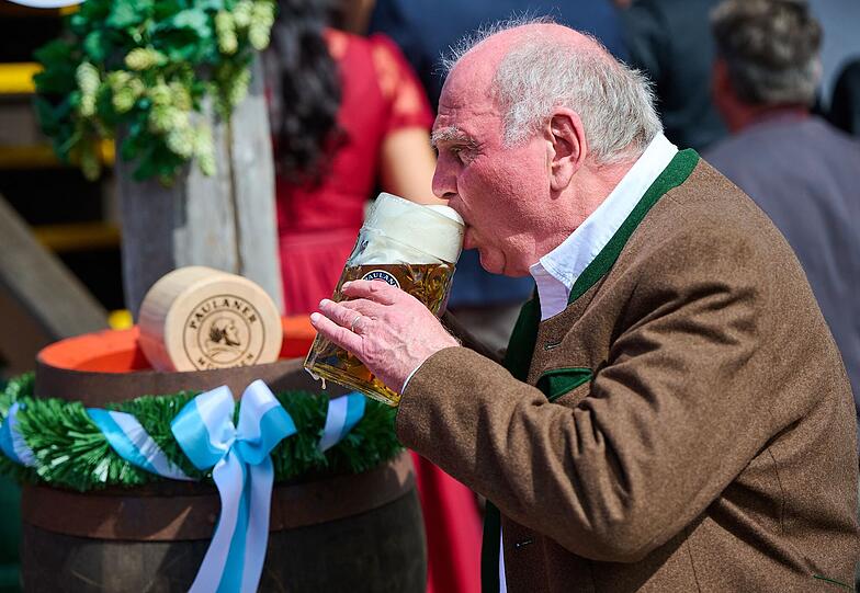 Prost! Uli Hoeneß nimmt einen kräftigen Schluck Bier. Prost! Uli Hoeneß nimmt einen kräftigen Schluck Bier.