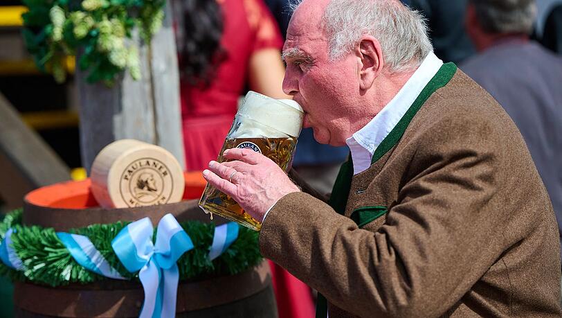 Prost! Uli Hoene&szlig; nimmt einen kr&auml;ftigen Schluck Bier.