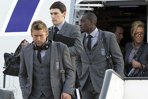 Robert Green, Gareth Barry und Emile Heskey bei der Ankunft in Heathrow
