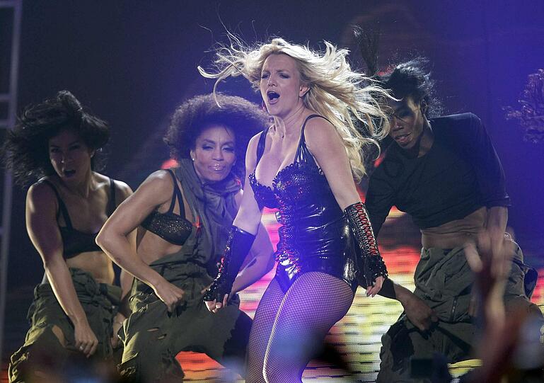 Leicht bekleidet, in Lack und Corsage wirbelt Britney über die Bühne der US-Show "Good Morning America". Sie versucht an alte Erfolge anzuknüpfen - und das ist durchaus sexy.