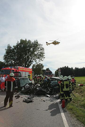 Drei Menschen tot, darunter ein 13-jähriger Junge, ein Kleinkind schwer verletzt: Zwei Autos waren bei einem Überholmanöver am Montagnachmittag frontal miteinander zusammengestoßen, wie die Polizei mitteilte. Die B20 war zunächst komplett gesperrt. Die Bilder vom schrecklichen Unfall.