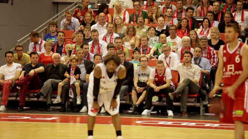 Irre Aktion beim Bayern-Basketball: Im Fanblock tauchen plötzlich große Uli-Hoeneß-Köpfe auf. Die Bilder von der Aktion.