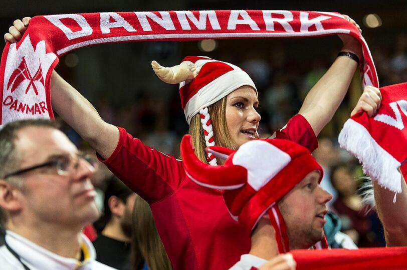 Schrille Outfits, skurrile Masken, schräge Typen, ausgelassene Stimmung: Bei der Handball-Europameisterschaft geben die Fans für ihre Teams tatsächlich alles. Die Bilder aus Polen...