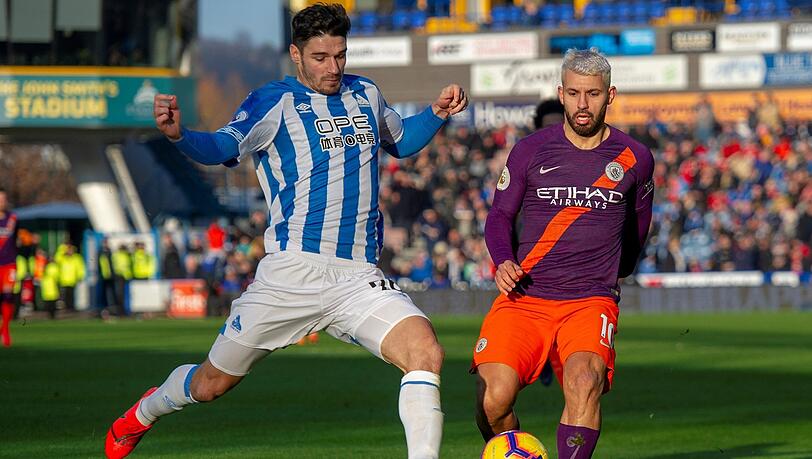 Zweikampf: Ex-Löwe Christopher Schindler (l.) von Huddersfield Town gegen Manchester-City-Star Sergio Agüero. Zweikampf: Ex-Löwe Christopher Schindler (l.) von Huddersfield Town gegen Manchester-City-Star Sergio Agüero.