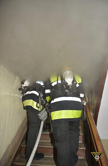 Die Bewohnerin über der Brandwohnung musste mit einer Drehleiter gerettet werden.