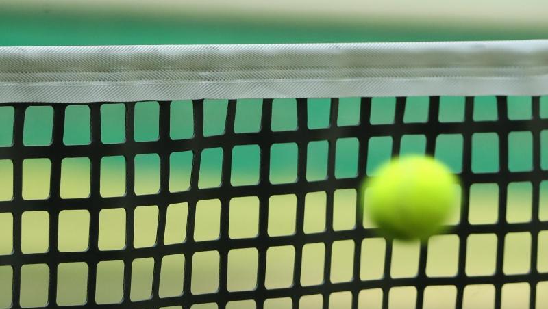 Ein Tennisball fliegt in ein Netz. Foto: picture alliance / Friso Gentsch/dpa/Symbolbild Ein Tennisball fliegt in ein Netz. Foto: picture alliance / Friso Gentsch/dpa/Symbolbild