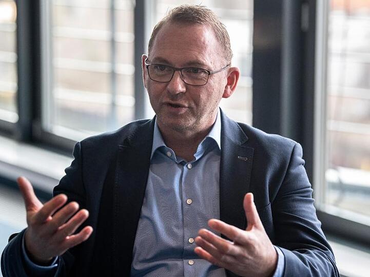 Verdi-Chef Frank Werneke: "Im Einzelhandel, in Medien-Unternehmen und anderen Branchen werden oft (...) Unternehmen zergliedert und zersplittert - einzig und allein, um bei jeder Zerlegung zu versuchen, den Tarifvertrag loszuwerden.".