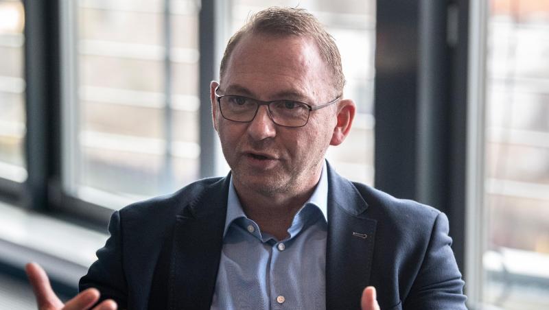 Verdi-Chef Frank Werneke: "Im Einzelhandel, in Medien-Unternehmen und anderen Branchen werden oft (...) Unternehmen zergliedert und zersplittert - einzig und allein, um bei jeder Zerlegung zu versuchen, den Tarifvertrag loszuwerden.". Verdi-Chef Frank Werneke: "Im Einzelhandel, in Medien-Unternehmen und anderen Branchen werden oft (...) Unternehmen zergliedert und zersplittert - einzig und allein, um bei jeder Zerlegung zu versuchen, den Tarifvertrag loszuwerden.".