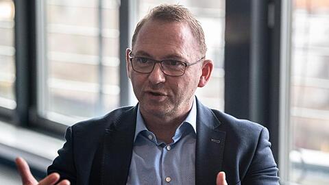 Verdi-Chef Frank Werneke: "Im Einzelhandel, in Medien-Unternehmen und anderen Branchen werden oft (...) Unternehmen zergliedert und zersplittert - einzig und allein, um bei jeder Zerlegung zu versuchen, den Tarifvertrag loszuwerden.".