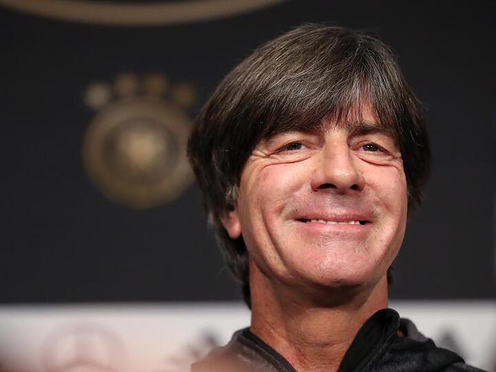 Joachim Löw zeigt sich bei der Pressekonferenz vor dem Abschlusstraining zum Testspiel gegen Russland gut gelaunt.