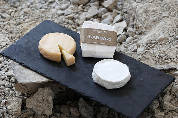 Der Isarbazi (l.) erinnert an Münster Käse. Der Weichkäse "Fetter Ludwig" wiederum an Camembert.