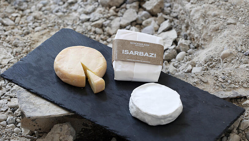 Der Isarbazi (l.) erinnert an Münster Käse. Der Weichkäse "Fetter Ludwig" wiederum an Camembert.