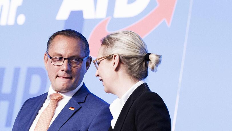 Tino Chrupalla sitzt auf dem Podium in Magdeburg neben Alice Weidel. Kandidiert einer von ihnen für das Kanzleramt?