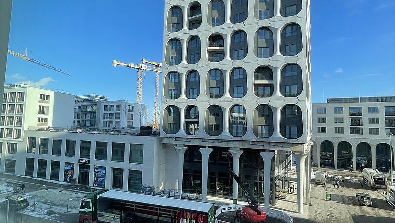 Wabenm&auml;ssige, moderne Fassade: Der wei&szlig;e Wohnturm ist das neue Symbol f&uuml;r Freiham.