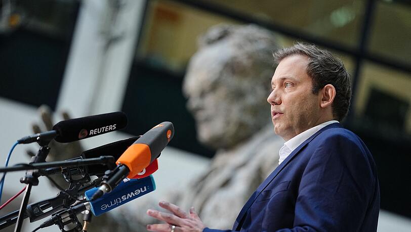 Lars Klingbeil bedauert den Rücktritt von Bärbel Bas. Lars Klingbeil bedauert den Rücktritt von Bärbel Bas.