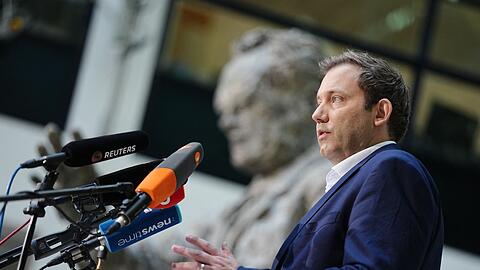 Lars Klingbeil bedauert den R&uuml;cktritt von B&auml;rbel Bas.