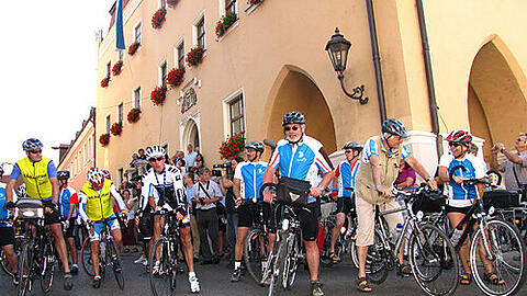 Der Start in Donauwörth: Sechs Kilometer ist die Kolonne der 1200 Radl-Tour-Teilnehmer lang. Heute geht&rsquo;s durch Unterfranken.