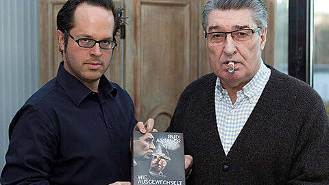 &bdquo;Ich wollte nie etwas mit dieser Krankheit zu tun haben&ldquo;: Rudi Assauer mit AZ-Reporter Patrick Strasser (l.), mit dem er die Autobiografie verfasst hat.