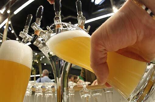 BIERPRODUKTION: 22,1 Millionen Hektoliter Bier setzten Bayerns Brauereien ab - der erste Anstieg seit 2007. Grund dafür sind steigende Exporte.