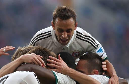 Rafinha: Note . 3Noch ein Ex-Schalker, aber nicht ausgepfiffen. Der Brasilianer hat sich festgespielt als Rechtsverteidiger, macht viel nach vorn, ein zuverlässiger Kombinationsspieler. Nur einen besseren Abschluss braucht er noch (siehe 38. Minute).