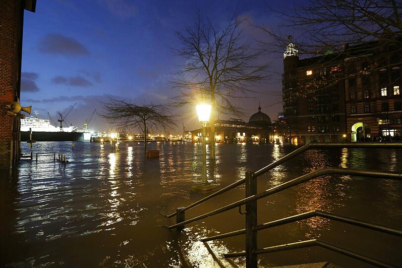 Der Hamburger Hafen steht unter Wasser