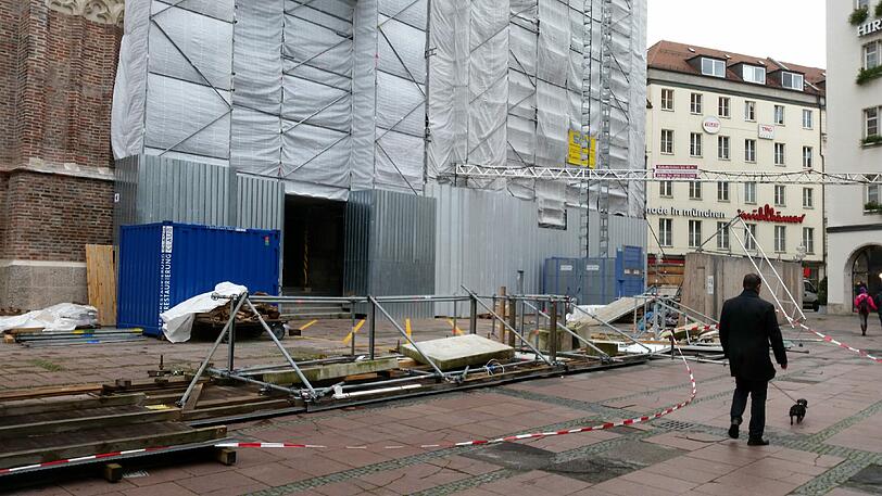 Sturmböen deckten das Turmdach der St. Anna-Kirche im Lehel ab. Der Gefahrenbereich um die Kirche wurde abgesperrt.