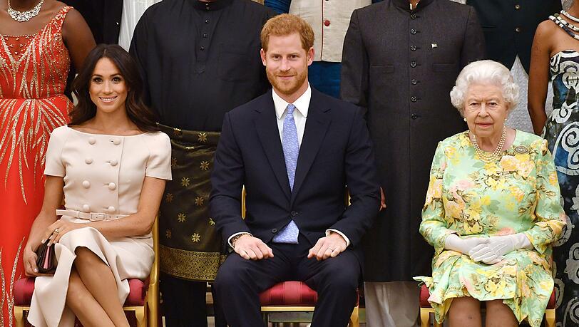 Harry und Meghan dürfen den Namen "Sussex Royals" nicht als Marke nutzen. Das hat die Queen jetzt verboten. Harry und Meghan dürfen den Namen "Sussex Royals" nicht als Marke nutzen. Das hat die Queen jetzt verboten.