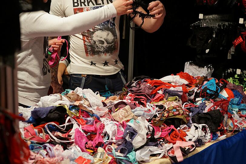 Von Freitag bis Sonntag gastierte die "Eros und Amore" in München: Zu sehen gab es viel Haut, Lack und Spielzeug. Die Bilder von der Erotikmesse.