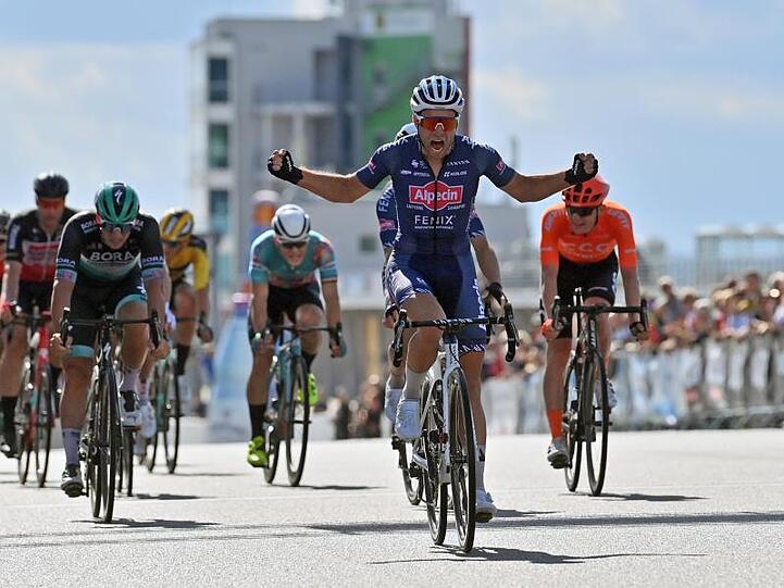Marcel Meisen gewinnt das Rennen vor Pascal Ackermann (3.v.l.) und Alexander Krieger (verdeckt).