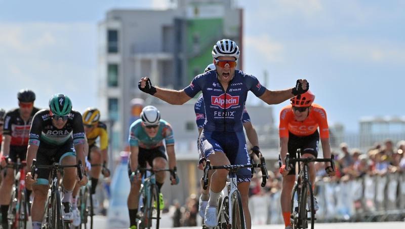 Marcel Meisen gewinnt das Rennen vor Pascal Ackermann (3.v.l.) und Alexander Krieger (verdeckt). Marcel Meisen gewinnt das Rennen vor Pascal Ackermann (3.v.l.) und Alexander Krieger (verdeckt).