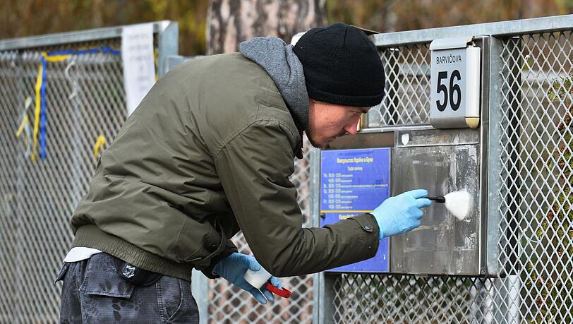 Ein Polizeitechniker nimmt Spuren von einem Briefkasten vor dem ukrainischen Konsulat in Brünn (Tschechien) auf.