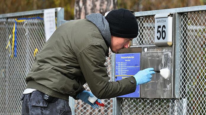 Ein Polizeitechniker nimmt Spuren von einem Briefkasten vor dem ukrainischen Konsulat in Brünn (Tschechien) auf.