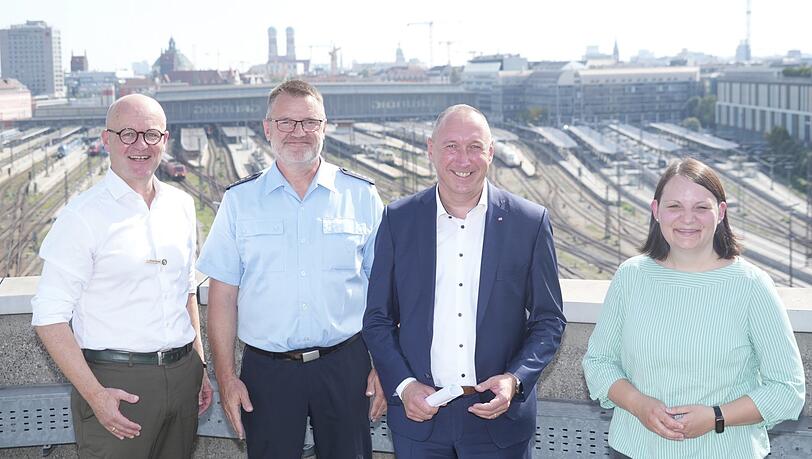 Von links: Heiko Büttner (S-Bahn München), Steffen Quaas (Bundespolizei), Torsten Malt (DB Sicherheit), Irmgard Ranner (DB Station und Service). Von links: Heiko Büttner (S-Bahn München), Steffen Quaas (Bundespolizei), Torsten Malt (DB Sicherheit), Irmgard Ranner (DB Station und Service).