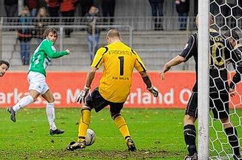 Ab durch die Hosenträger: Fürths Ex-Keeper Sascha Kirschstein macht bei Christopher Nöthes (hinten)  Kopfball-Treffer  nicht die beste Figur.