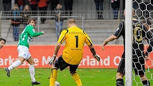 Ab durch die Hosenträger: Fürths Ex-Keeper Sascha Kirschstein macht bei Christopher Nöthes (hinten) Kopfball-Treffer nicht die beste Figur. Ab durch die Hosenträger: Fürths Ex-Keeper Sascha Kirschstein macht bei Christopher Nöthes (hinten) Kopfball-Treffer nicht die beste Figur.