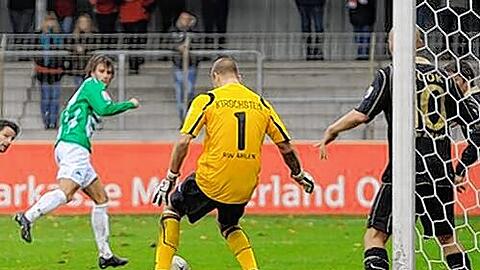 Ab durch die Hosenträger: Fürths Ex-Keeper Sascha Kirschstein macht bei Christopher Nöthes (hinten)  Kopfball-Treffer  nicht die beste Figur.