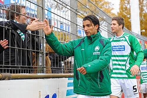 Sami Allagui (links) und Jan Mauersberger werden auch in der kommenden Saison bei der SpVgg Greuther Fürth die Fußballschule schnüren, glaubt Trainer Mike Büskens.