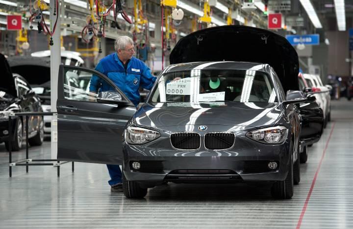 Und so schaut es heute aus: Endkontrolle eines BMW am Fließband in Regensburg